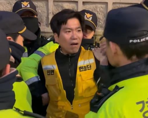 민변 변호단 조끼를 입고 변호사라고 밝혔음에도 경찰에 제압당하는 김남주 변호사 / 사진=김남주 변호사 페이스북