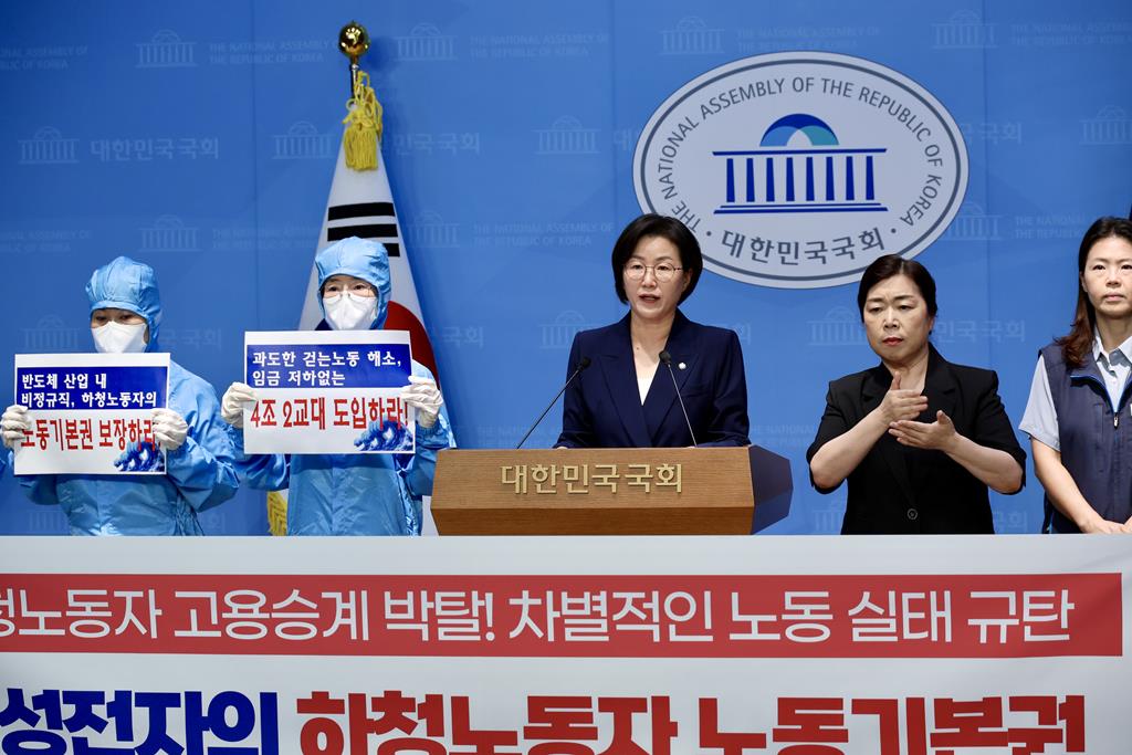 정혜경 국회의원과 민주노총 서비스일반노조 명일지회는 국회 소통관에서 ‘삼성전자의 하청노동자 고용승계권 박탈 규탄, 노동기본권 보장 촉구 기자회견’을 개최했다. (사진=진보당)