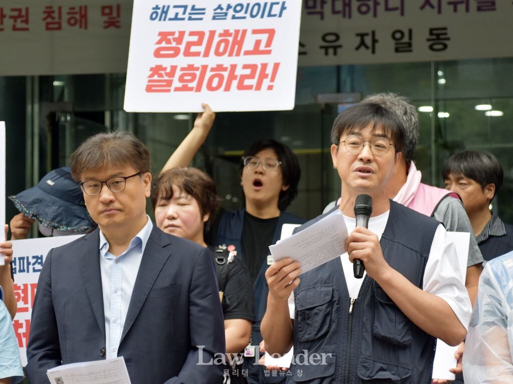 비정규직 이제그만 공동투쟁에서 활동하는 김수억 전 금속노조 기아자동차비정규직지회장(오른쪽)이 발언하고 있다.