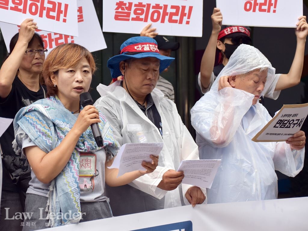 인권운동네트워크 바람의 명숙 활동가(가장 왼쪽)가 기자회견문을 읽고 있다.
