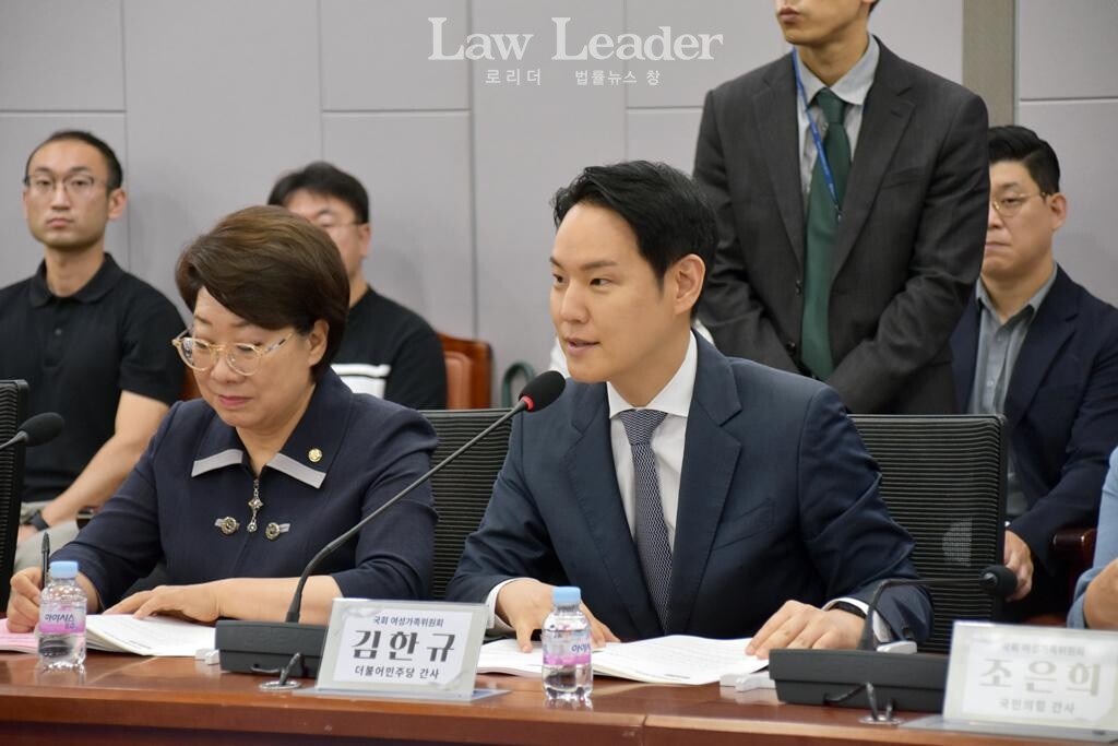 김한규 더불어민주당 국회의원이 축사를 하고 있다. 