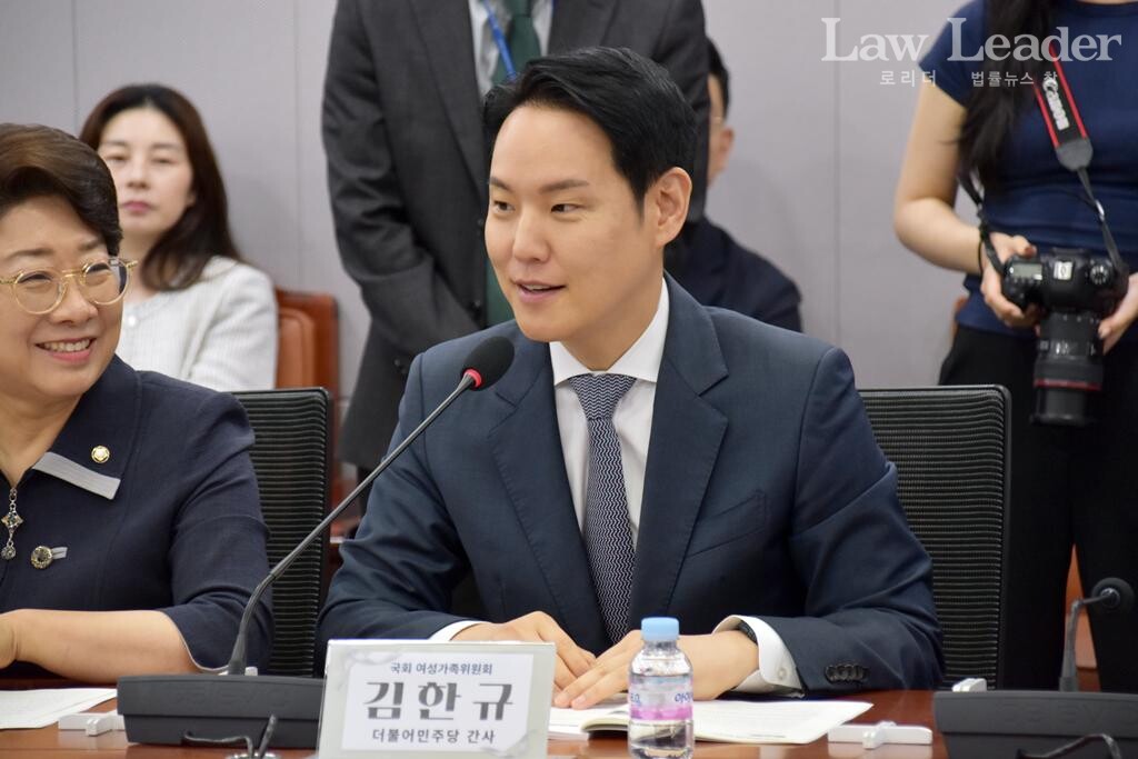 김한규 더불어민주당 국회의원이 축사를 하고 있다. 