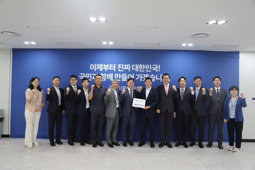 대한변호사협회, 국정기획위원회에 ‘법치주의 확립과 국민의 기본권 증진을 위한 정책입법 제안서’ 전달(사진=대한변호사협회)