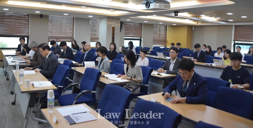 많은 변호사들이 토론회에 참석해 경청했다.