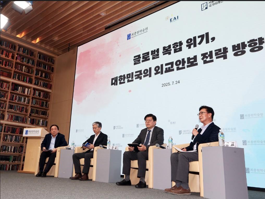 ﻿진 왼쪽부터 하영선 동아시아연구원 이사장, 김정섭 세종연구소 수석연구위원, 전재성 서울대학교 교수, 홍용표 한양대 교수(전 통일부 장관).