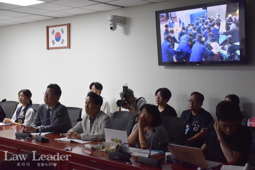 ‘현대차 구사대 이수기업 폭력사건 진상조사단’ 보고회에서 폭력사태를 동영상으로 보고 있다