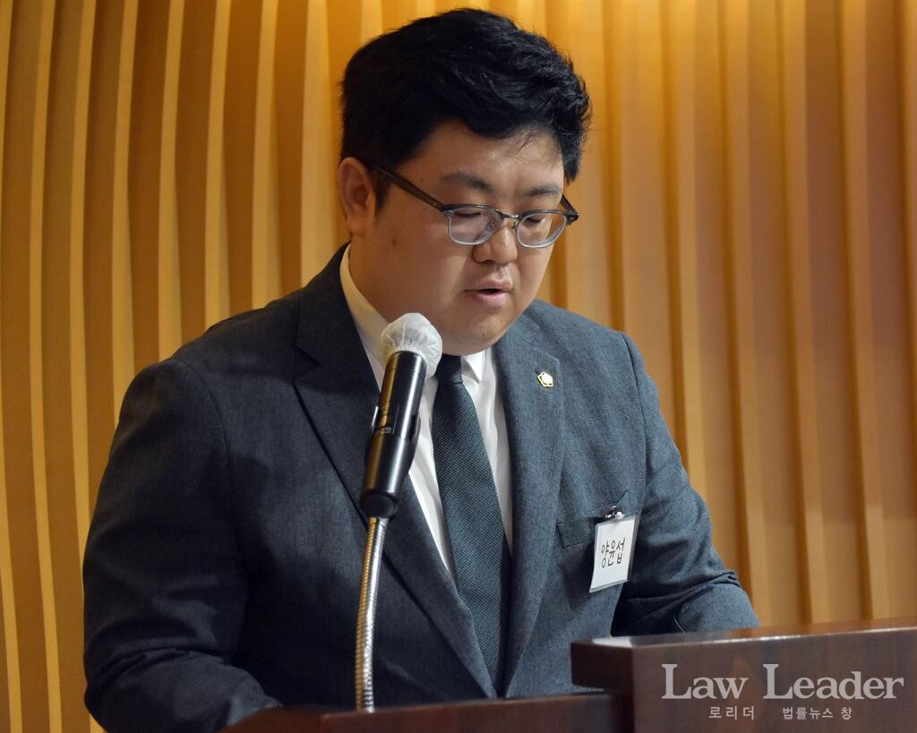 서울지방변호사회 총무이사 양윤섭 변호사가 조순열 회장의 축사를 대독하고 있다. 