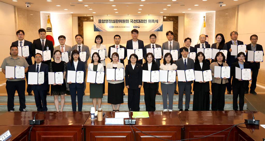 조소영 국민권익위원회 부위원장 겸 중앙행정심판위원장이 8일 중앙행정심판위원회 국선대리인 위촉식에서 위촉장을 수여 후 참석자들과 기념 촬영을 하고 있다. 