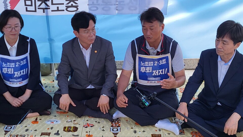 7월 25일, 김영훈 고용노동부 장관이 노조법 개정을 촉구하는 양경수 민주노총 위원장, 정혜경 진보당 국회의원, 한창민 사회민주당 국회의원과 대화를 나누고 있다.(사진=민주노총)