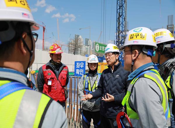 삼성물산 안병철 CSO 현장 근로자들에게 추락위험 작업에 대한 주의사항을 전달하고 있다.