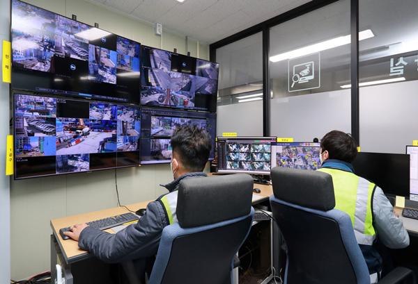 지능형 CCTV를 활용한 상황실에서 건설현장을 모니터하는 모습