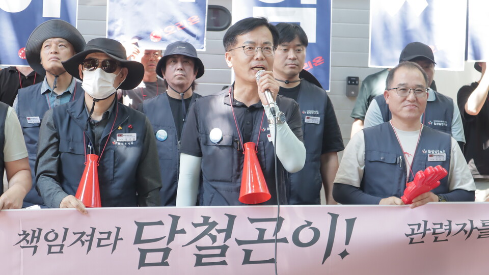 문경주 화섬식품노조 부위원장이 ‘노조탄압 상습범 오리온 규탄 결의대회’에서 발언하고 있다.(사진=화섬식품노조)