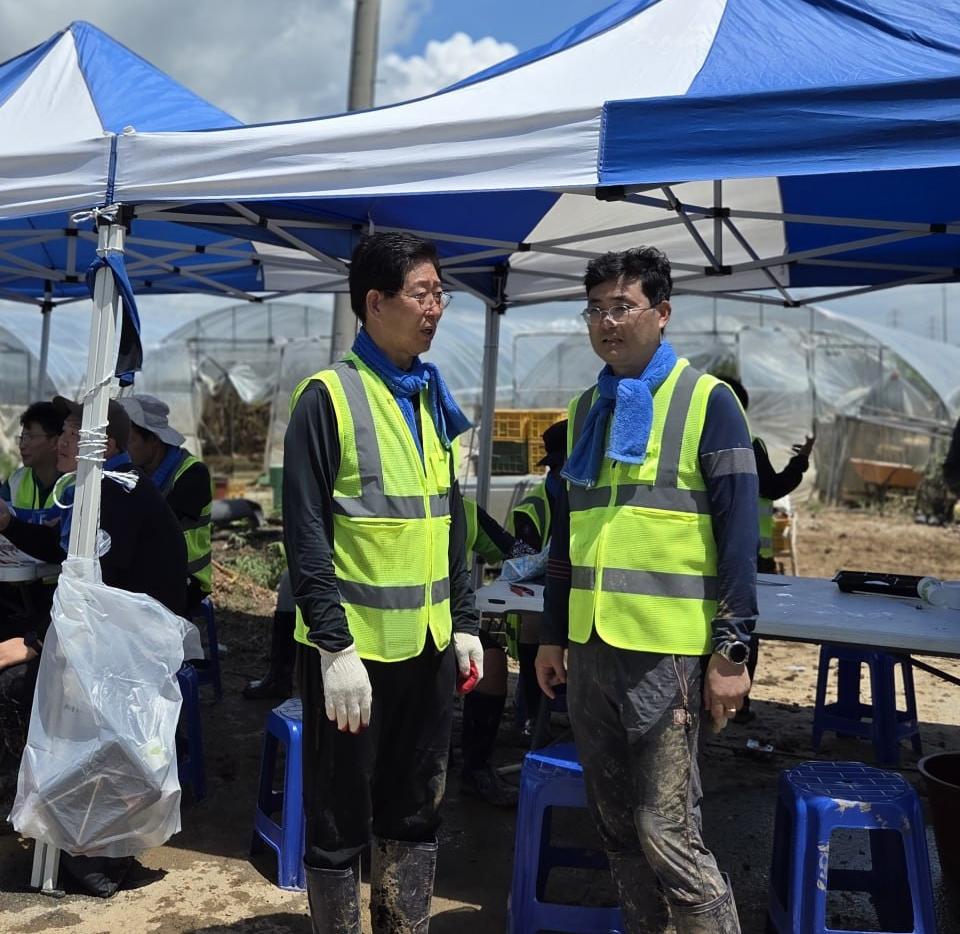 천안시 수해복구 현장에서 구슬땀을 흘린 양승조 전 충남도지사와 이정문 국회의원(우)