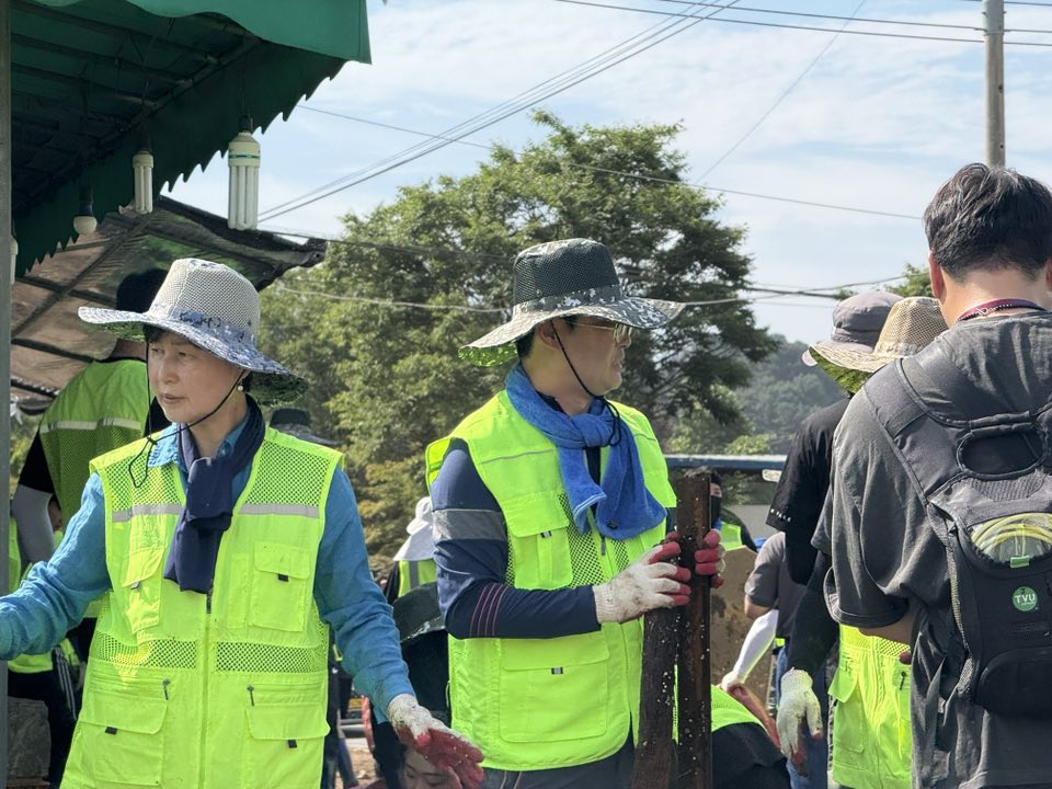 천안시 수해복구 현장에서 구슬땀을 흘린 백혜련 국회의원과 이정문 국회의원