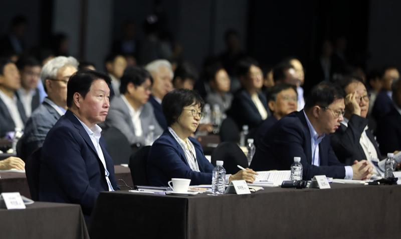 좌측에 최태원 SK그룹 회장