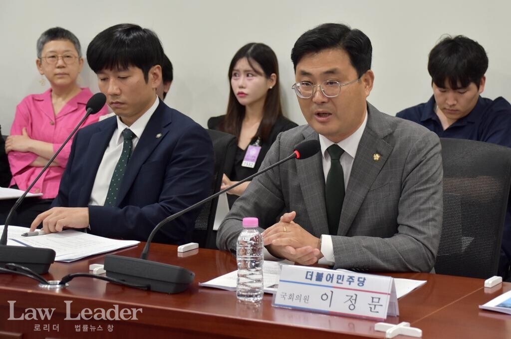 이정문 국회의원이 토론회 에 참석해 인사말을 하고 있다. 왼쪽 위쪽이 조혜경 대표