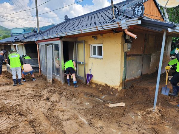 수해 복구 현장에 투입된 사회봉사명령 대상자들 / 사진=법무부
