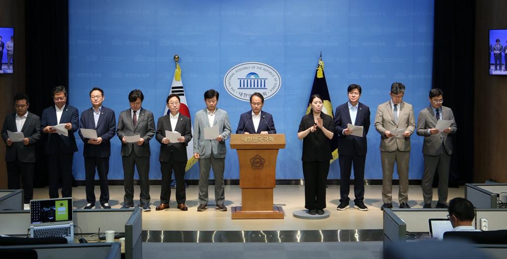 국회 정무위원회 더불어민주당 의원들이 21일 기자회견을 하고 있다. / 사진= 이정문 의원 페이스북