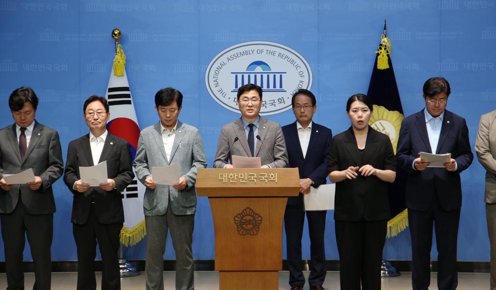 이정문 국회의원이 기자회견문을 발표하고 있다.