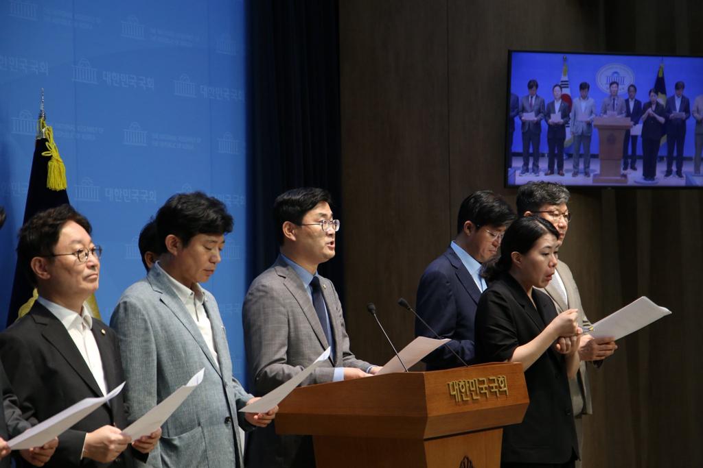 이정문 국회의원이 기자회견문을 발표하고 있다.