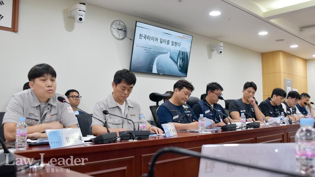 한국타이어노조 김건국 부위원장(가장 왼쪽)이 발언하고 있다.