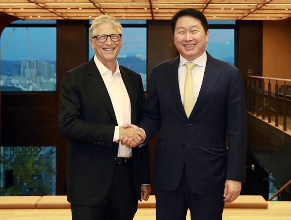 최태원 SK 회장(사진 오른쪽)과 빌 게이츠 게이츠재단 이사장이 21일 서울 종로구 SK서린빌딩에서 악수를 하고 있다