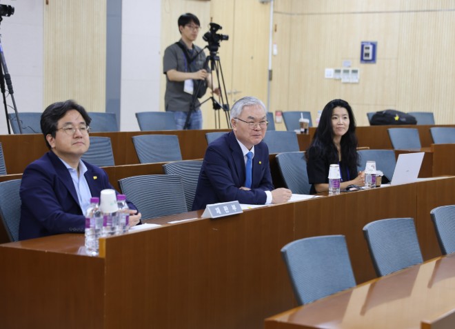 A법정 재판부 – 왼쪽부터 문성덕 변호사, 김선수 교수, 윤지영 변호사