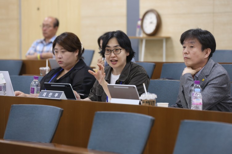 B법정 재판부 – 왼쪽부터 신하나 변호사, 윤애림 소장, 정기호 변호사