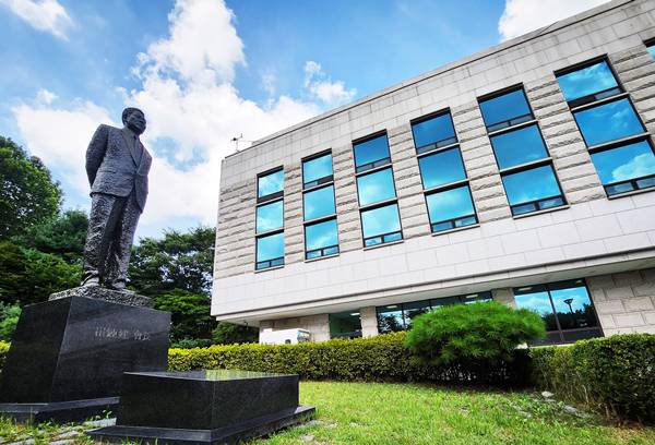 수원 시립 선경도서관 전경. SK그룹은 1990년대 초, 부지를 매입하고 도서관을 직접 건설하여 수원시에 기부채납했다. 규모는 250억원에 달했으며, 선경도서관은 이를 기념하기 위해 故 최종건 SK 창업회장의 동상을 건립했다.