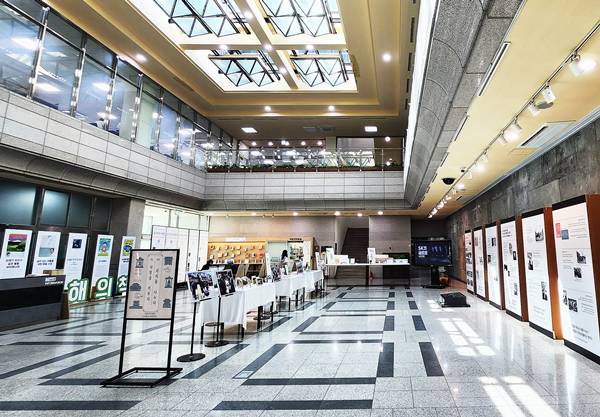 수원 시립 선경도서관 1층 로비에 故 최종건 SK 창업회장과 故 최종현 SK 선대회장을 기념하는 전시가 열리고 있다. 최 선대회장은 형 최종건 회장의 고향 사랑과 인재 육성 의지를 이어가고자 도서관을 지어 기부했다.