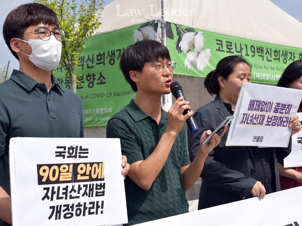 반올림에서 활동하는 조승규 노무사(가운데)가 발언하고 있다.