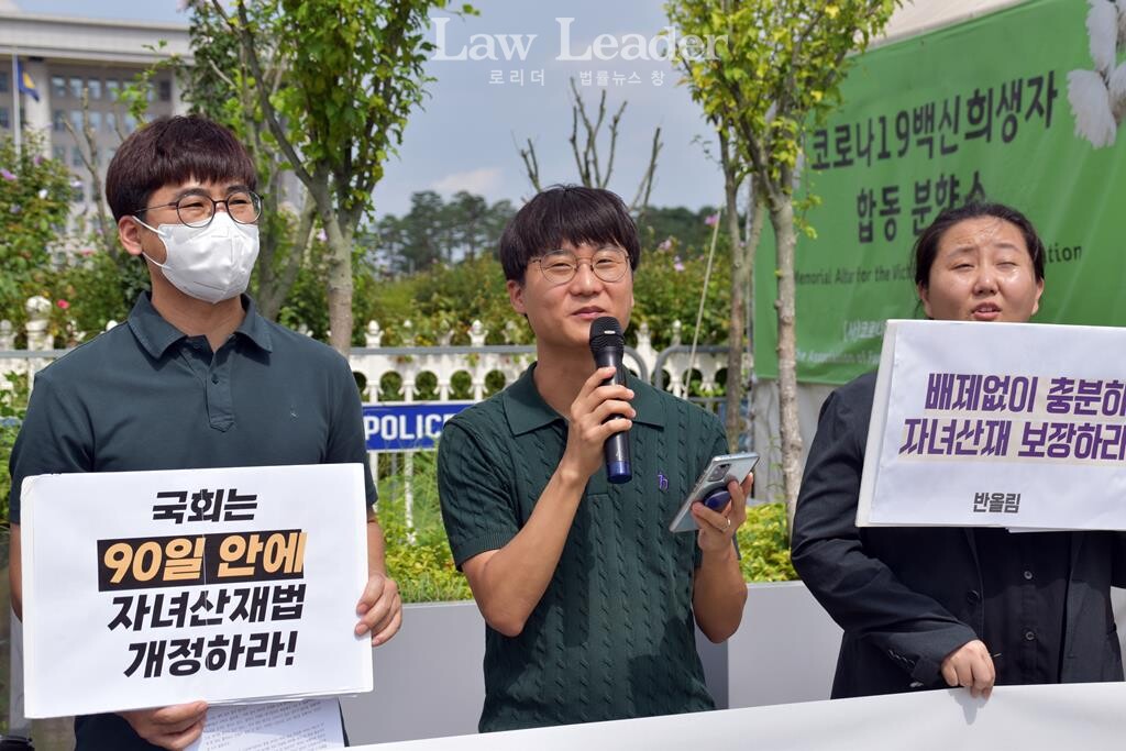 반올림에서 활동하는 조승규 노무사(가운데)가 발언하고 있다.