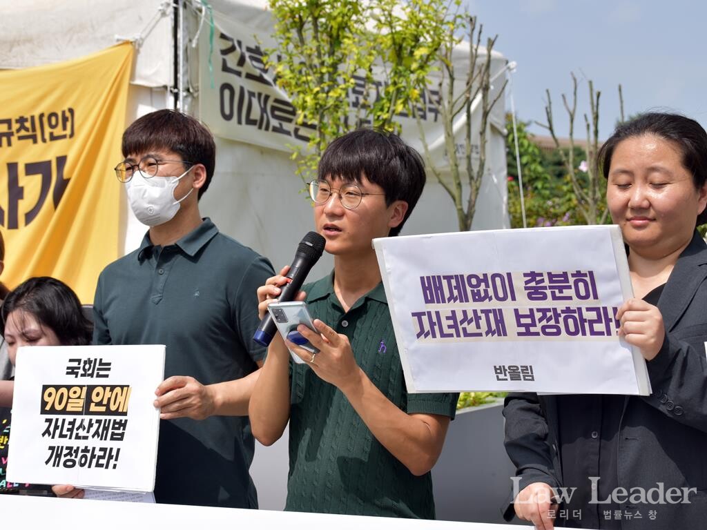 반올림에서 활동하는 조승규 노무사(가운데)가 발언하고 있다.