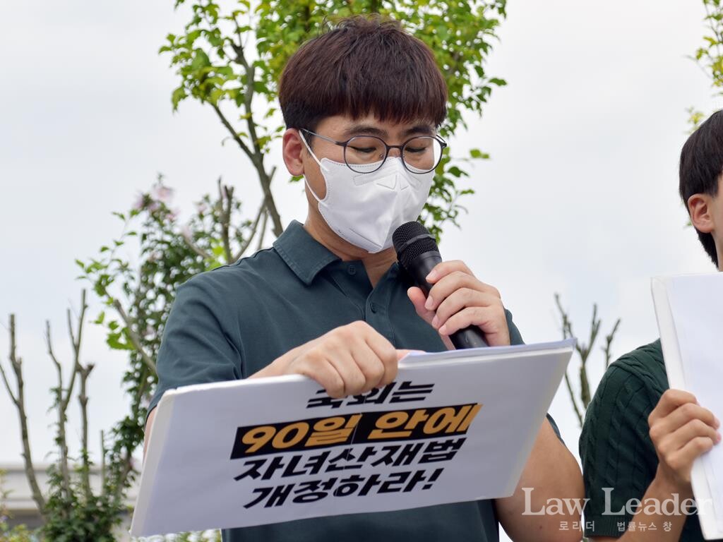 기자회견에 참석한 자녀 산업재해 피해 당사자가 발언하고 있다.