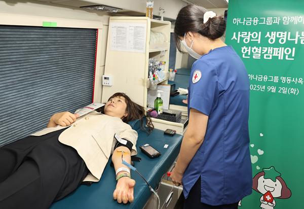 2일 오전 하나금융그룹 명동사옥에서 진행된 헌혈 캠페인 행사에서 임직원이 헌혈에 참여하고 있다.