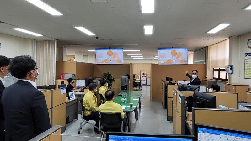 강성국 법무부차관이 전자감독 범죄예방팀 상황실에서 조두순 집행 상황을 보고받고 있다.