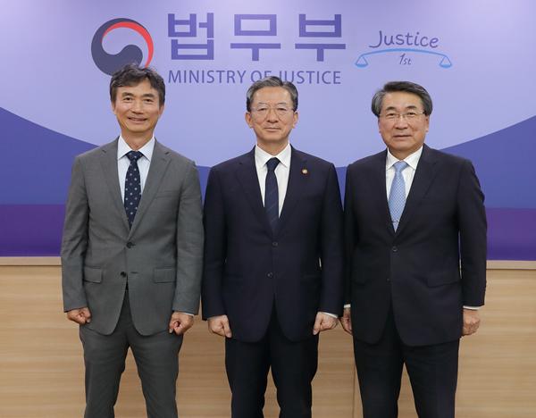 좌측부터 장승화 국제중재센터 의장, 정성호 법무부장관,  신현윤 대한상사중재원장