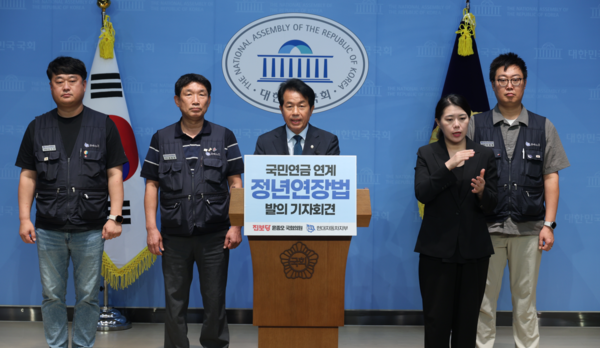 왼쪽에서 세 번째, 윤종오 진보당 국회의원. 