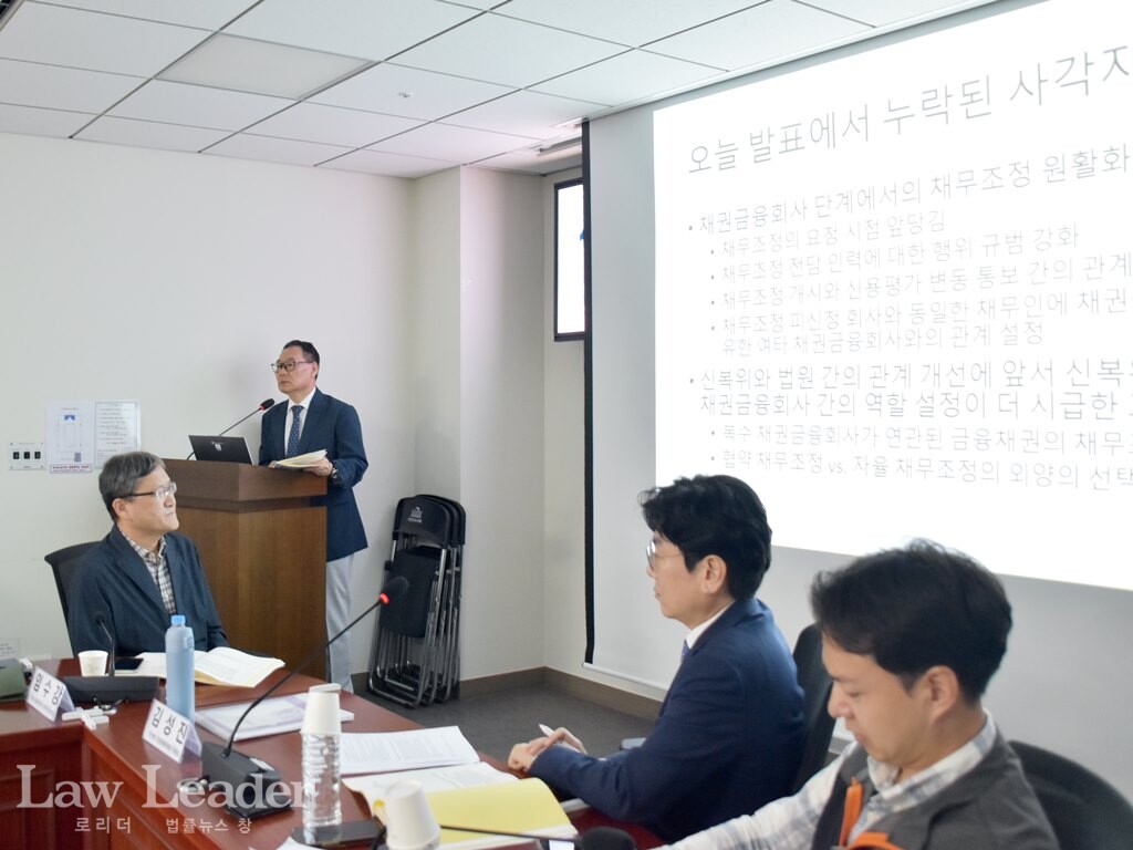 전성인 전 홍익대 경제학부 교수가 발표하고 있다.