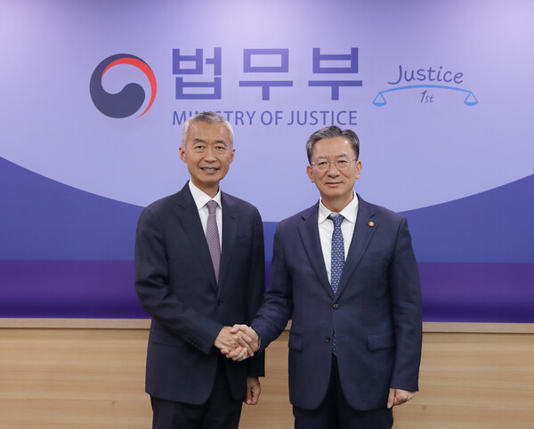 왼쪽부터 정창호 전 국제형사재판소 재판관, 정성호 법무부 장관. / 사진 = 법무부