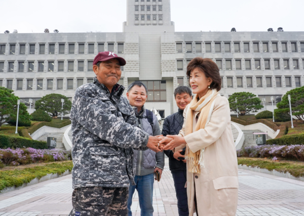 대법원 앞에서 박선영 진실ㆍ화해를위한과거사정리위원장이 형제복지원 피해자의 손을 잡고 있다. / 사진 = 진실ㆍ화해를위한과거사정리위원회