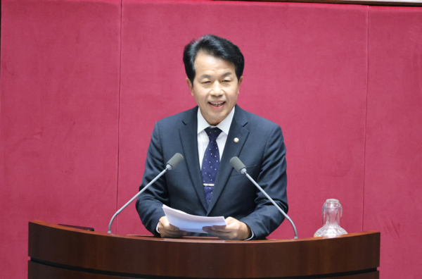 13일 국회 본회의에서 윤종오 국회의원이 생활물류법 발의 취지를 설명하고 있다. / 사진 = 윤종오 국회의원