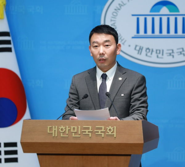 13일 국회에서 김용민 국회의원이 전관비리 방지법 입법을 예고하고 있다. / 사진 = 김용민 국회의원