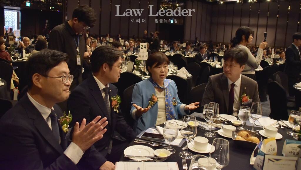 지난 9월 서울지방변호사회 창립 총회 자리 / 좌측부터 이정문 국회위원, 김정욱 대한변호사협회장, 서영교 국회의원, 우재준 국회의원이 내란전담재판부 설치에 대해 토론하고 있다. 