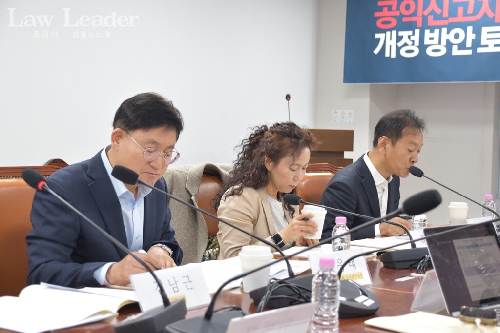 왼쪽부터 김응태 국민권익위원회 심사보호국장, 류광옥 변호사(법무법인 양재), 이재근 참여연대 협동사무처장
