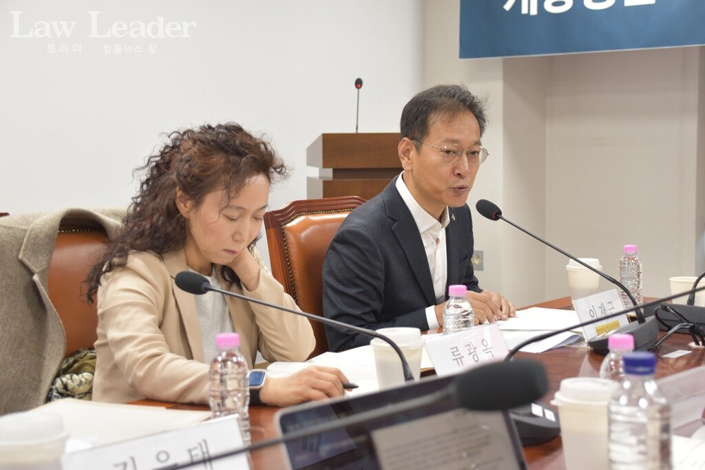 왼쪽부터 류광옥 변호사(법무법인 양재), 이재근 참여연대 협동사무처장