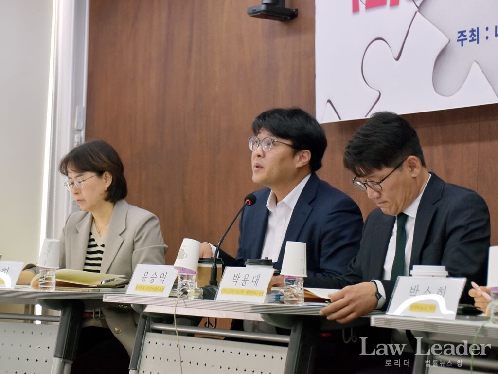 왼쪽부터 이상희 변호사(민변) 유승익 참여연대 사법감시센터, 박용대 변호사(민변 12.3내란 진상규명ㆍ재발방지TF 단장)