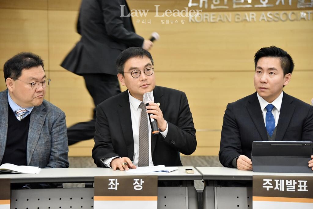 대한변협 제2기획이사 김기영 변호사, 토론회 좌장 정지웅 변호사(경실련 시민입법위원장), 변협 제2정책이사 김주현 변호사