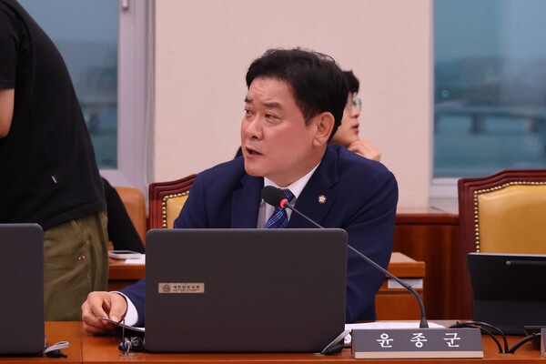 국정감사 중인 윤종군 더불어민주당 국회의원 / 출처 = 윤종군 국회의원 