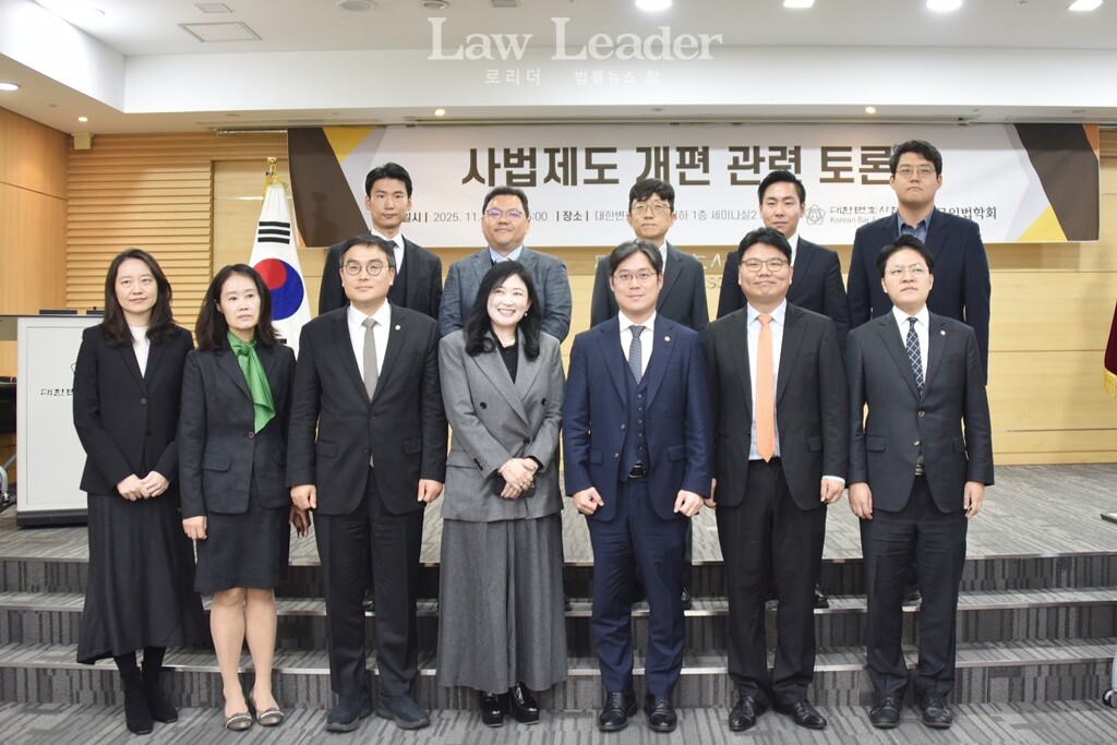 윗줄 왼쪽부터 김은산 대한변호사협회 사무부총장, 김주현 대한변협 제2정책이사, 박종현 한양대 로스쿨 교수, 김기영 대한변협 제2기획이사, 윤형석 대한변협 입법특별보좌관. ​​​​​​​아랫줄 왼쪽부터 이진 경희대 로스쿨 교수, 양은경 조선일보 법조전문기자, 정지웅 대한변협 부회장, 이우영 한국입법학회장, 김정욱 대한변협회장, 박병민 부장판사, 김기원 서울지방변회 수석부회장. 